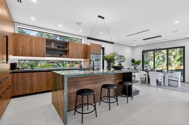 1008 NE 114th St, Biscayne Park, FL 33161