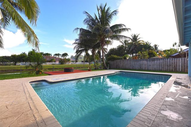 9480 NW 10th Street, Plantation, FL 33322