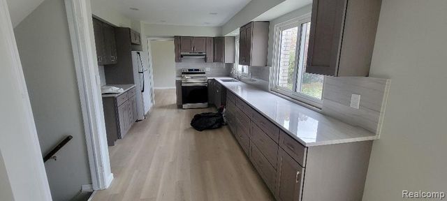 26421 Raine Street, Oak Park, MI 48237