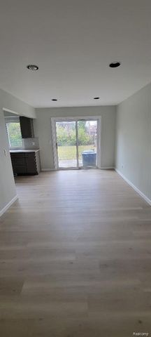 26421 Raine Street, Oak Park, MI 48237