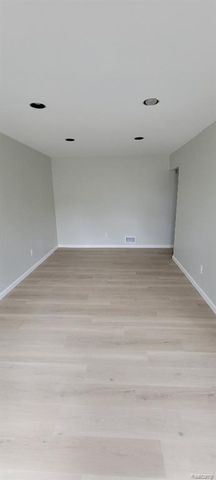 26421 Raine Street, Oak Park, MI 48237