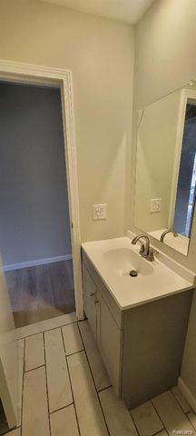 26421 Raine Street, Oak Park, MI 48237