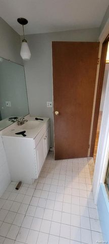 26421 Raine Street, Oak Park, MI 48237