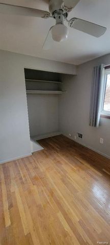 26421 Raine Street, Oak Park, MI 48237