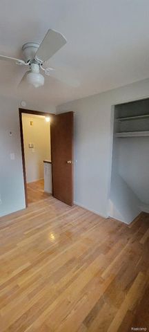 26421 Raine Street, Oak Park, MI 48237