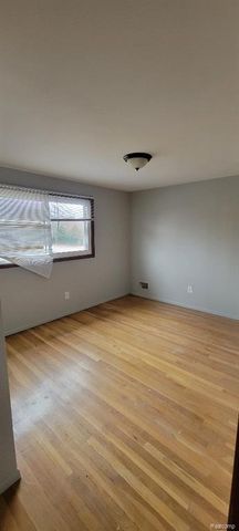 26421 Raine Street, Oak Park, MI 48237