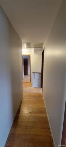 26421 Raine Street, Oak Park, MI 48237