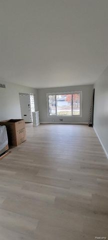 26421 Raine Street, Oak Park, MI 48237