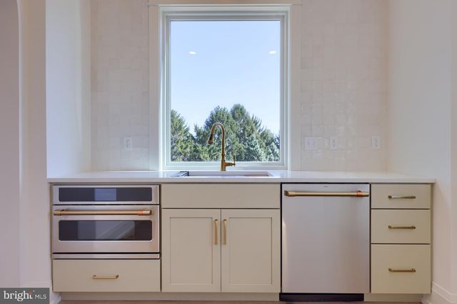 1233 HUNSICKER RD, Lancaster, PA 17601