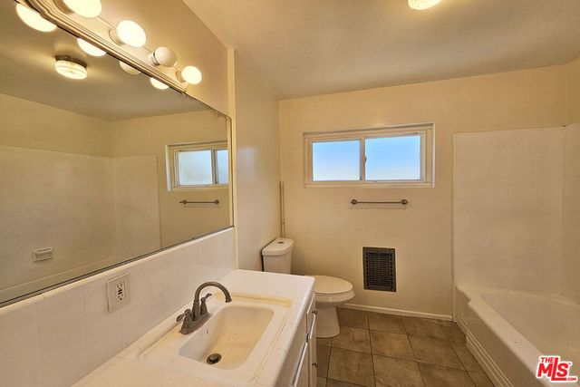 3700 Glenwood Avenue, Glendale, CA 91214