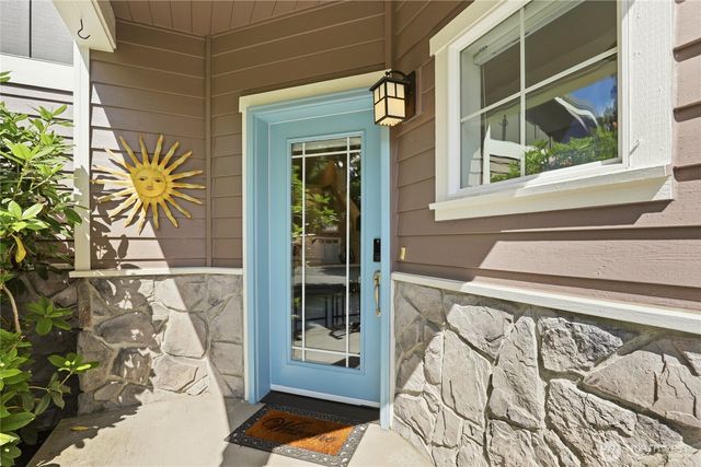 1834 Sakai Village Loop NE, Bainbridge Island, WA 98110