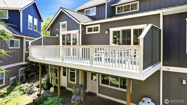 1834 Sakai Village Loop NE, Bainbridge Island, WA 98110
