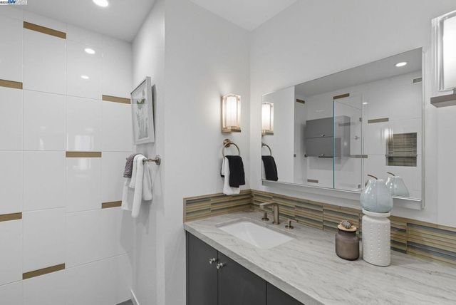 156 Lombard St 28, San Francisco, CA 94111