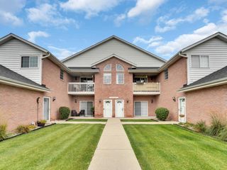 W241N2573 E Parkway Meadow CIRCLE #Unit 3, Pewaukee, WI 53072