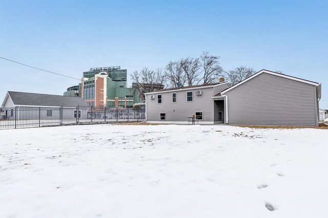893 STADIUM DRIVE, Green Bay, WI 54304