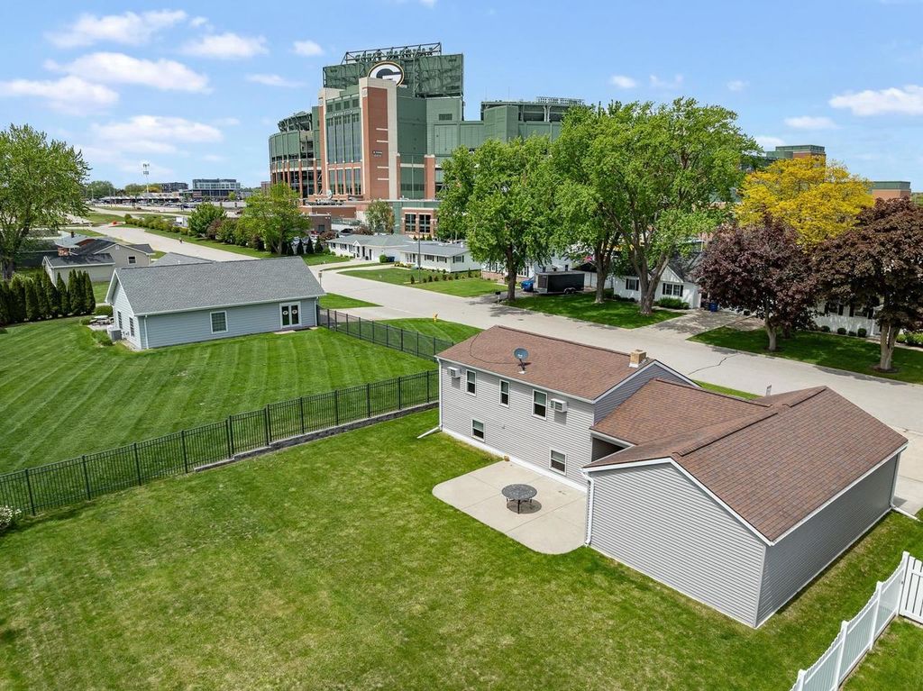 893 STADIUM DRIVE, Green Bay, WI 54304