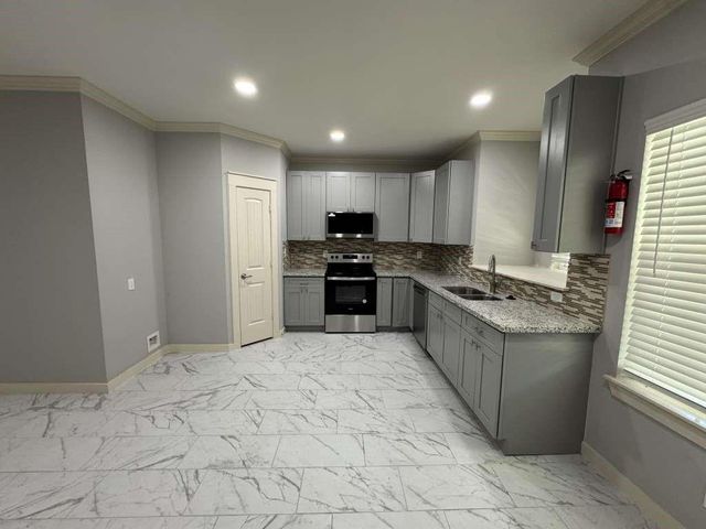 5802 Twisted Pine Court D, Houston, TX 77039