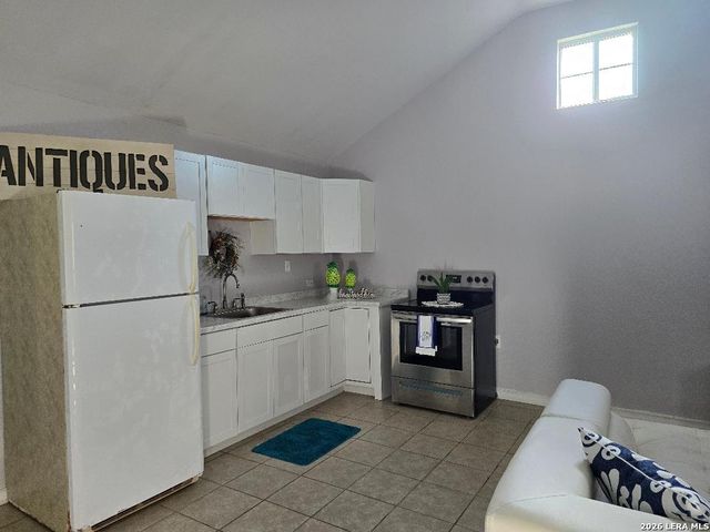 208 COUNTY ROAD 6847, Lytle, TX 78052