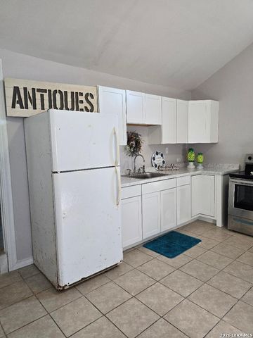 208 COUNTY ROAD 6847, Lytle, TX 78052