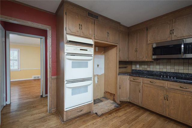 1900 W 70th Street, Mission Hills, KS 66208