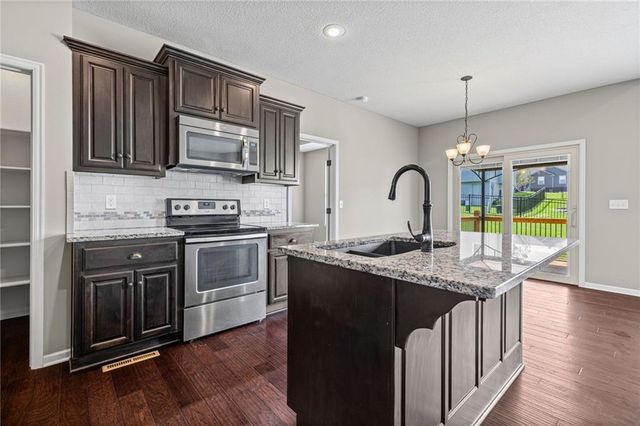 806 NW Par Drive, Grain Valley, MO 64029
