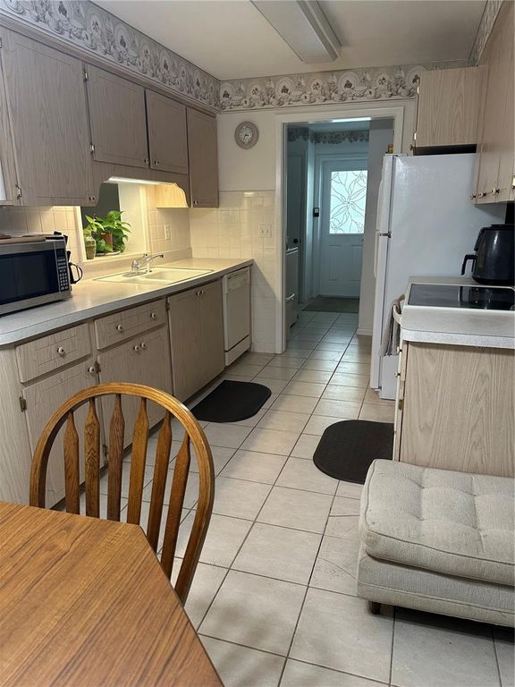 Image 5 of property listing at Address unavailable.