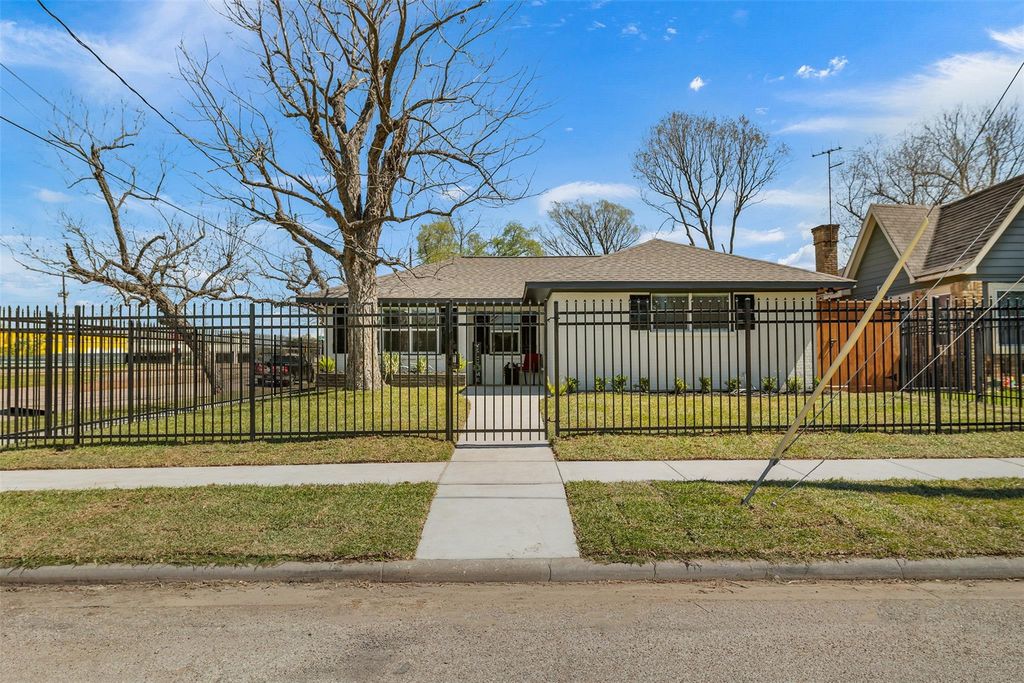 1003 Claxton Street, Houston, TX 77087