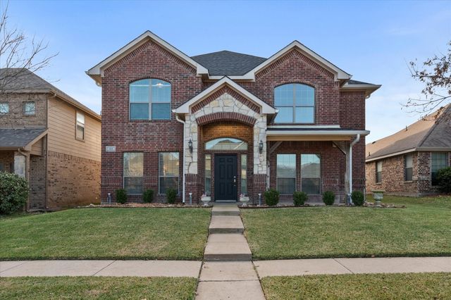 305 Village Drive, Red Oak, TX 75154