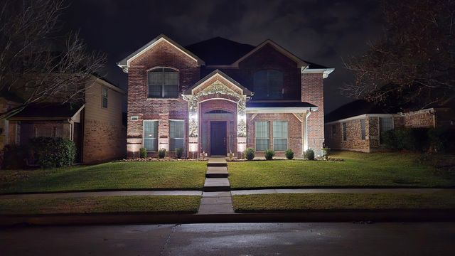 305 Village Drive, Red Oak, TX 75154