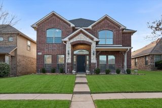 305 Village Drive, Red Oak, TX 75154