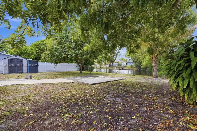 7811 SW 9th St, North Lauderdale, FL 33068