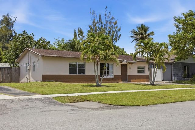 7811 SW 9th St, North Lauderdale, FL 33068