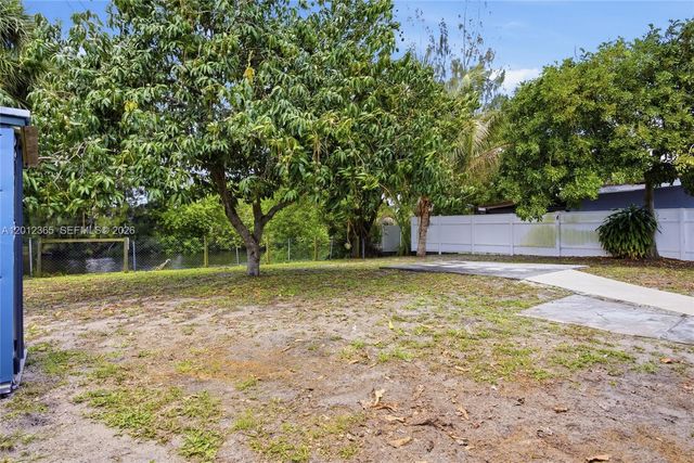 7811 SW 9th St, North Lauderdale, FL 33068