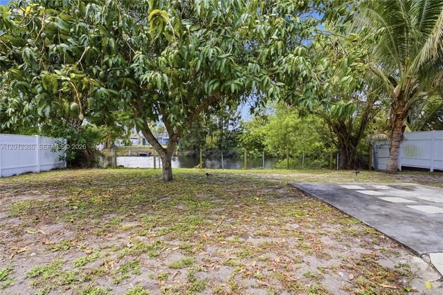 7811 SW 9th St, North Lauderdale, FL 33068