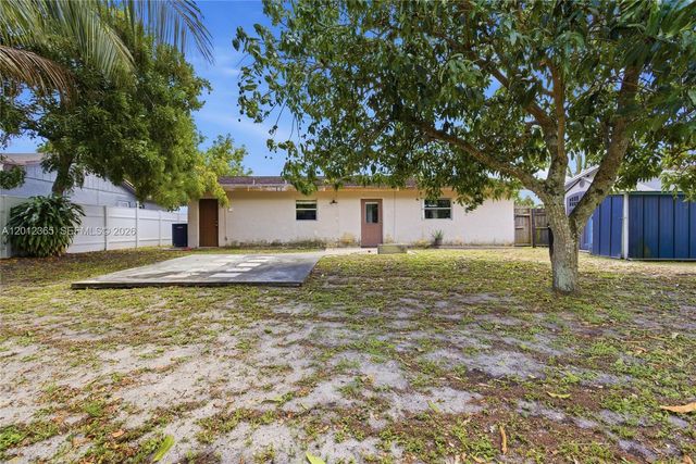 7811 SW 9th St, North Lauderdale, FL 33068