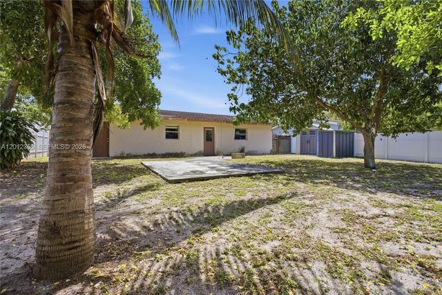 7811 SW 9th St, North Lauderdale, FL 33068
