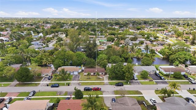 7811 SW 9th St, North Lauderdale, FL 33068