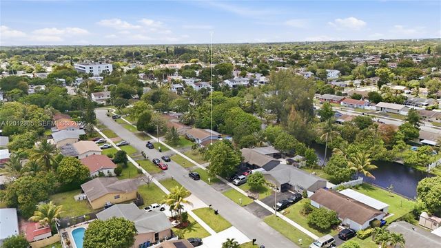 7811 SW 9th St, North Lauderdale, FL 33068