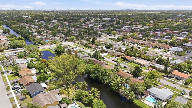 7811 SW 9th St, North Lauderdale, FL 33068