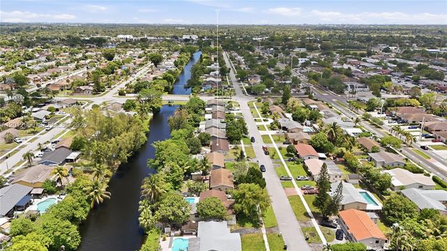 7811 SW 9th St, North Lauderdale, FL 33068