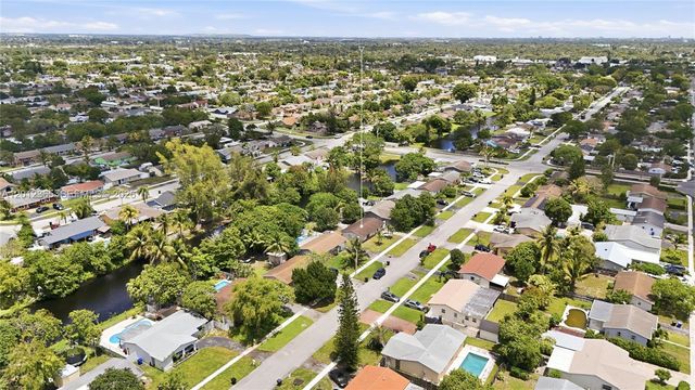7811 SW 9th St, North Lauderdale, FL 33068