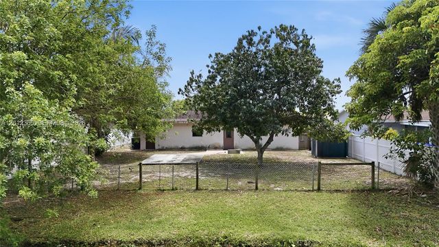 7811 SW 9th St, North Lauderdale, FL 33068
