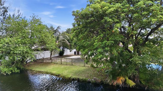 7811 SW 9th St, North Lauderdale, FL 33068