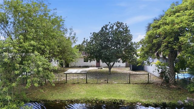 7811 SW 9th St, North Lauderdale, FL 33068