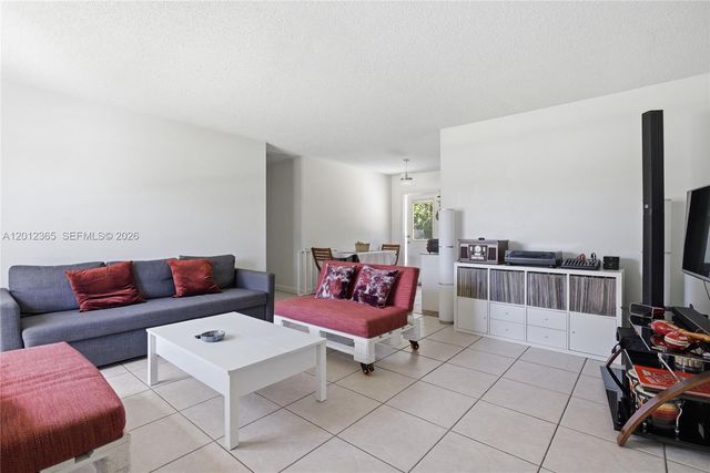 7811 SW 9th St, North Lauderdale, FL 33068