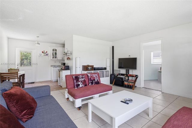 7811 SW 9th St, North Lauderdale, FL 33068