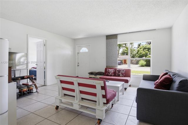 7811 SW 9th St, North Lauderdale, FL 33068