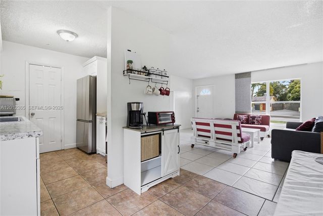 7811 SW 9th St, North Lauderdale, FL 33068