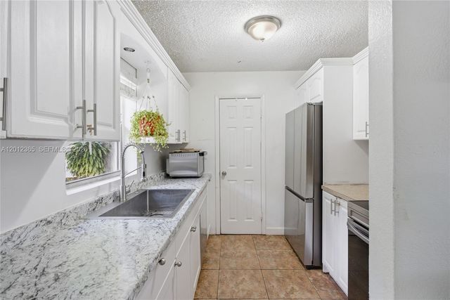 7811 SW 9th St, North Lauderdale, FL 33068