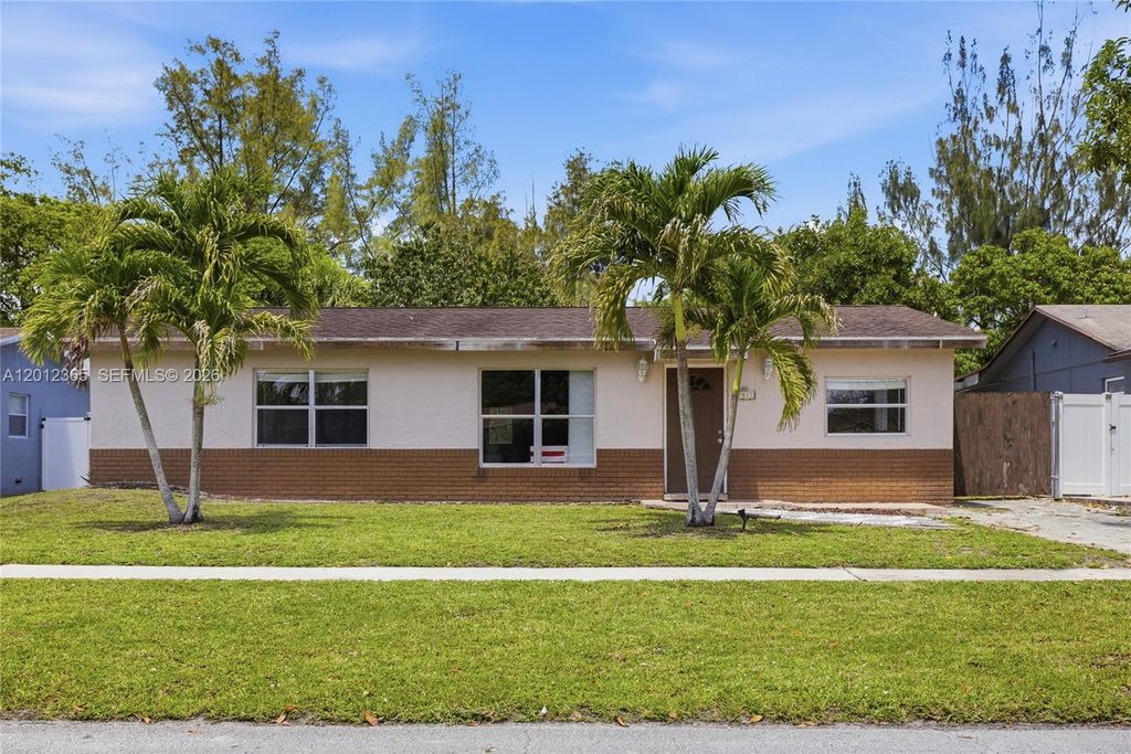 7811 SW 9th St, North Lauderdale, FL 33068